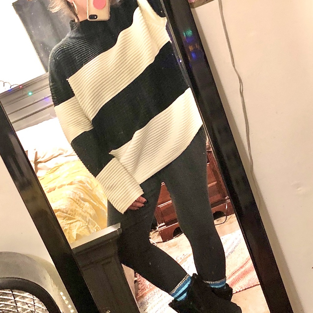 UNIF oversized medium cable knit b&w sweater euc